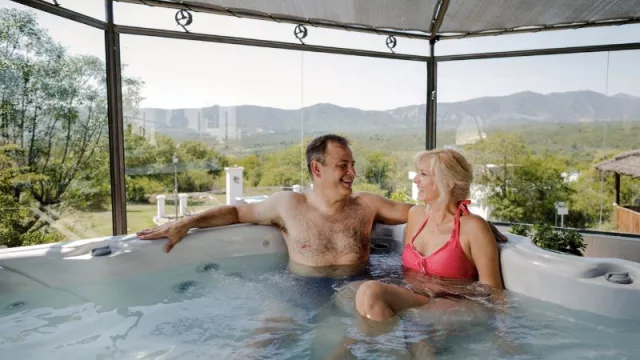 La Posada del Qenti dice que logró lo que el mundo entero quiere: detener la edad biológica (cómo pausar el paso del tiempo y rejuvenecer con “peptonas”)