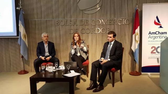 De izq. a der.: Guillermo Fiad, presidente de Trenes Argentinos Infraestructura, Maria Sol Ivaszkow, directora nacional de Proyectos PPP y Gustavos Campos, director de impuestos de PWC y presidente del Comité de Asuntos Legales y Fiscales de AmCham Córdoba.