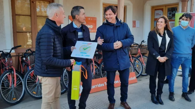 Picat recibe distinción de manos de Esteban Avilés.