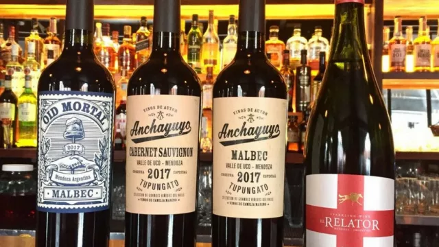 Miércoles de descorche en Güemes: Francis abre vinos e invita a degustar tablas (una vez a la semana por $250)