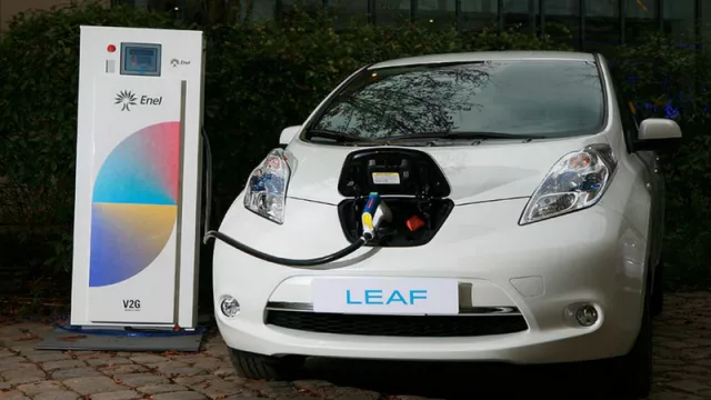Carga eléctrica de un vehículo Nissan a través de una fuente de energía de Enel