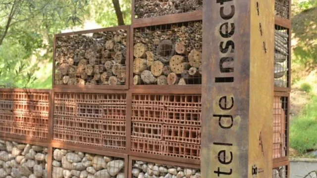 No tenemos ni Sheraton, ni Hilton, pero sí tenemos el primer hotel para insectos (de qué sirve darle un lugar a abejas, avispas y mariquitas)