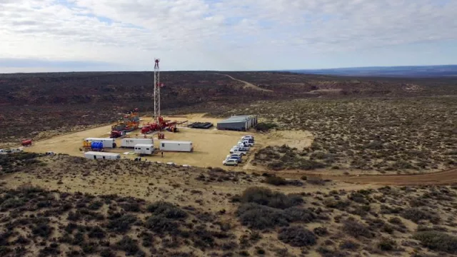 La producción de petróleo en Neuquén alcanza los 328 mil barriles por día (crece un 24% en relación al año anterior)