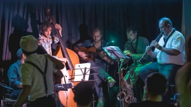 ¡Se armó el baile! Bailarines y amateurs de Lindy Hop, no puede resistirse y comienza a bailar al ritmo del hot jazz.