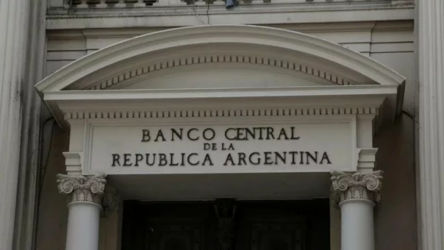 No solo Tinelli está en “rojo”, los cheques rechazados crecen a un ritmo del 30% (datos del BCRA)