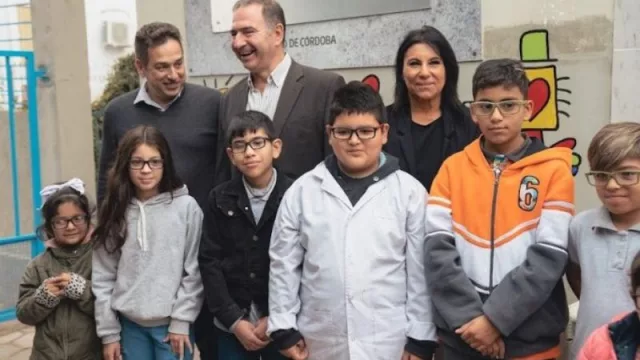 La Municipalidad entregó ecolentes a estudiantes de tres escuelas de barrio José Ignacio Díaz