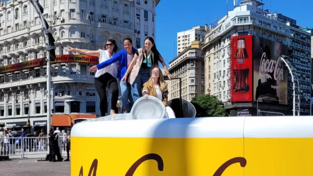 Directo Al Grano: McCafé sorprendió con un vaso gigante de café en el Obelisco (junto a CAS, y generando experiencia de marca)