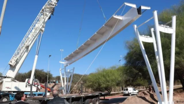 Montan la primera viga del puente que conectará la ULA y el Jardín Botánico