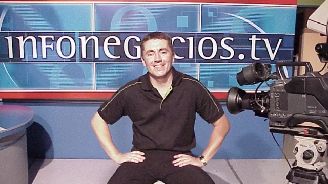 Íñigo Biain en un backstage de Infonegocios.tv, el microprograma que producía RGB (Giarolli - Bevacqua) y se emitía a la medianoche por Teleocho.