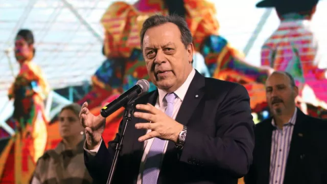 Santos firmó un acuerdo con el sector hotelero para mantener los precios