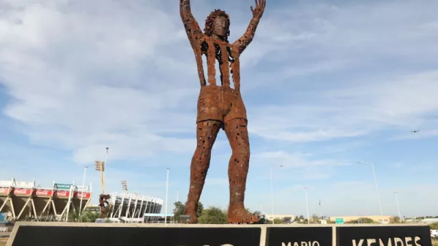 Simón Ibáñez Durán, el “estatuero” de Mario Kempes (el ídolo que ampara la petición del estadio para ser sede del mundial en 2030)