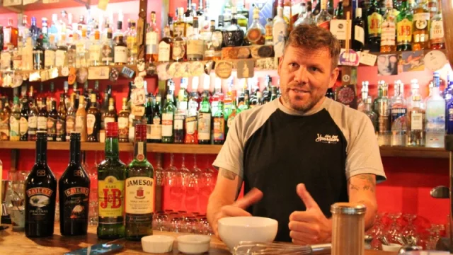 Cómo lograr un licor casero tan rico como el Baileys, en pocos minutos, y mucho más barato (siguiendo los consejos de un bartender)