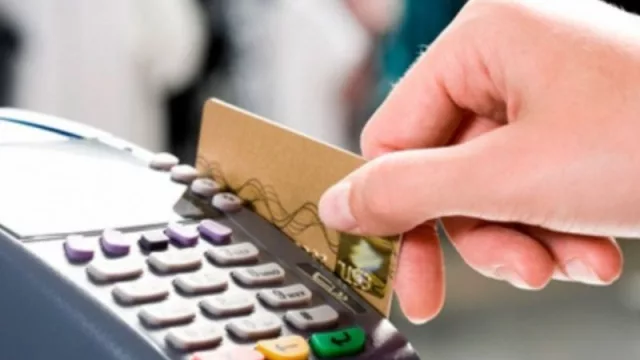 Tarjetas de crédito: la AFIP subió los montos de retención y percepción