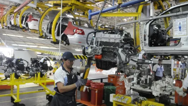 Crece la desconfianza de industriales metalúrgicos de Córdoba (un 48,5% cree que la dolarización de la economía no sería conveniente)