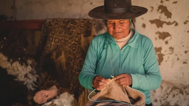 "Tejido de Altura" la historia ancestral plasmada en cada prenda (así es el nuevo lanzamiento de Hilandería Warmi)