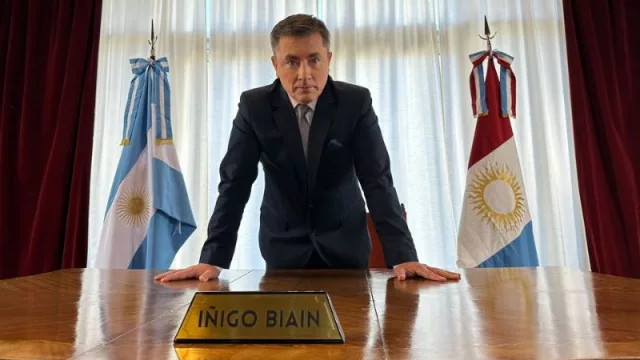 Tum-tum, el spot de InfoNegocios que rinde tributo a Frank Underwood (la información al poder)