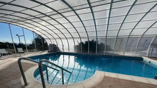 Pileta climatizada cubierta.
