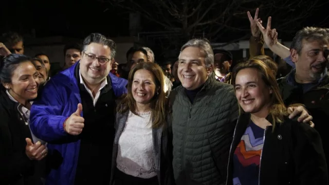 Paola Nanini fue elegida intendente de Colonia Caroya y festejó con Llaryora y Prunotto