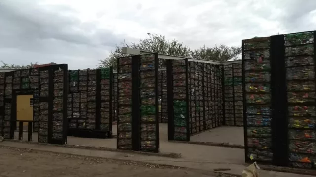 Reutilizarán más de 30 mil botellas PET para la construcción de una oficina de turismo y un Salón de Usos Múltiples (otro hito sustentable de La Para)