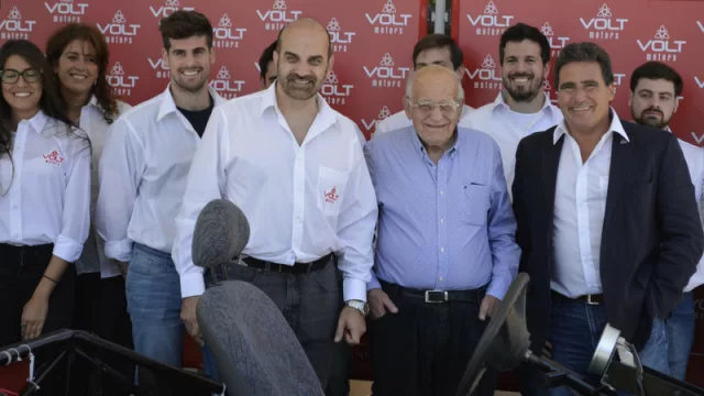 Javier Moyano, director de Innovación y Producción; Eduardo Parodi, director y Daniel Parodi, CEO, junto a parte del equipo de VOLTmotors)