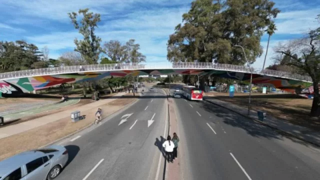 El puente del Parque de las Tejas luce atractivas formas y colores del arte urbano