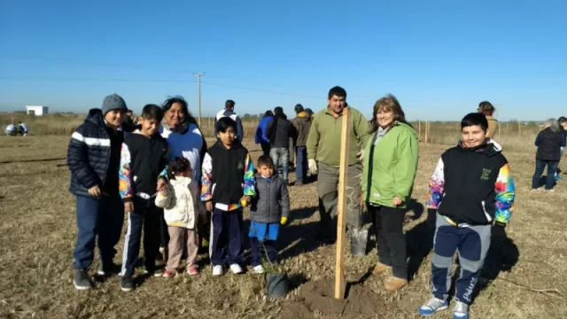 Se plantaron 500 árboles en el futuro Parque Nativo