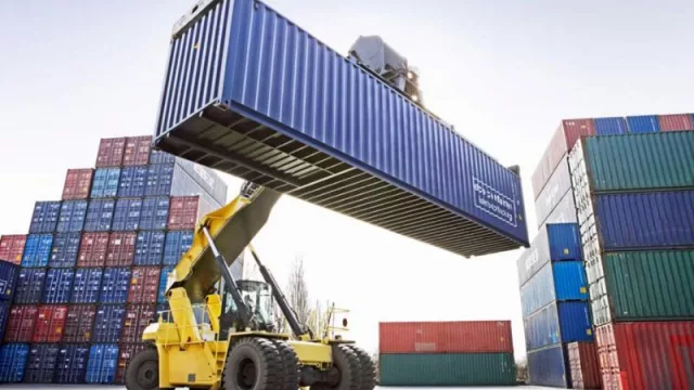 Mientras el gobierno estira la devaluación inevitable, la balanza comercial pasa de + 3.000 millones en 2022 a - 4.400 millones este año