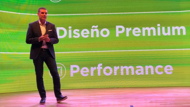 Este año se volverán a vender 11 millones de celulares (en blanco) y Motorola quiere llegar al 25% del mercado