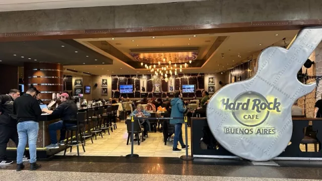 En foto, el Hard Rock Café de Aeroparque.