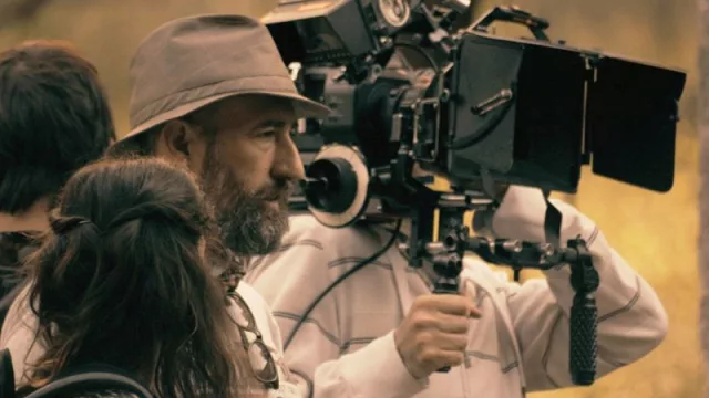 La película es una comedia en tono de falso documental.