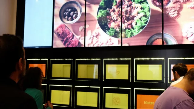 Foster, “el restaurante del futuro” que te atiende en 4 minutos (¿hacia un servicio sin mozos?)