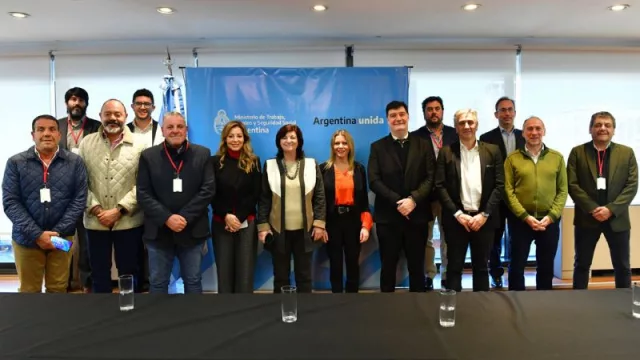 Trabajo y Economía junto a trabajadores y cámaras empresarias, firmaron un acuerdo sobre el Impuesto a las Ganancias (IIGG) del sector de refinerías de petróleo