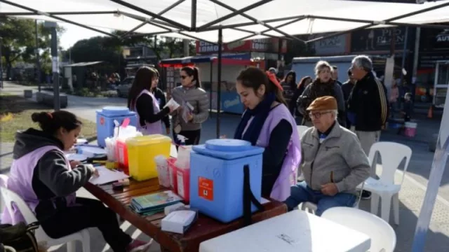 La campaña de vacunación continúa este martes en las Ferias Francas de la ciudad