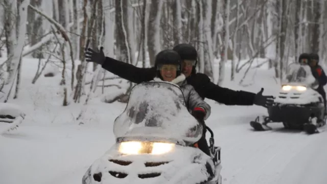 Paseo en motos de nieve, otras de las muchas propuestas de Ushuaia en invierno