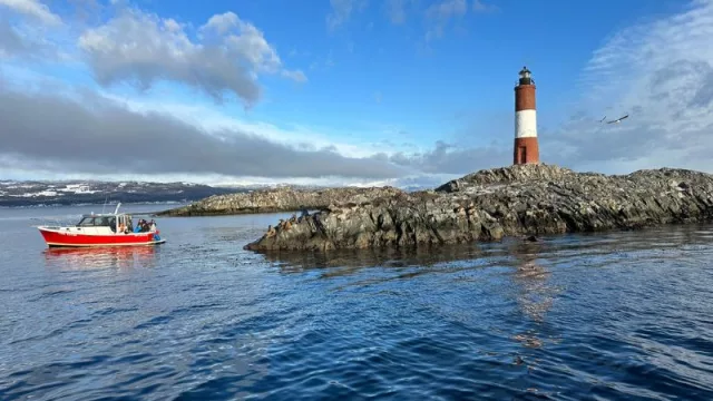 El Faro Les Éclaireurs o (también) Faro del Fin del mundo desde una embarcación