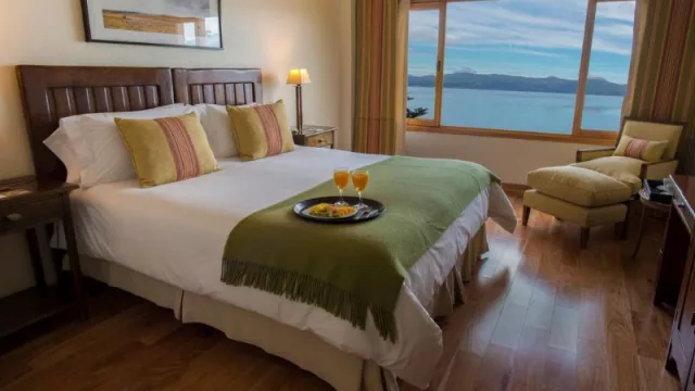 Las suites de Los Cauquenes con amplios ventanales al canal del Beagle