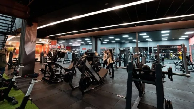 Mostrame el pase sanitario y hacé 3 series de 12 sentadillas (los gimnasios apoyan las nuevas disposiciones)