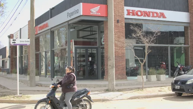 Trayectoria sobre ruedas: una mirada a Paperino, la empresa familiar (de Río Segundo) con más de 30 años de éxito en el negocio de motos y autos