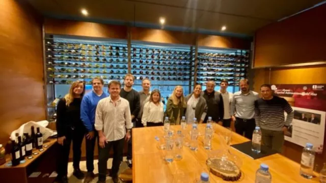 Antolín Licona, un importante exportador de Texas, evalúa los vinos mendocinos para una importante exportación