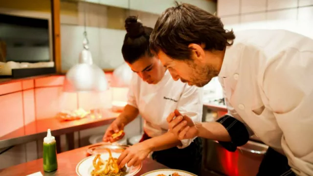 Cocineros en acción: Santiago Blondel con un chef de su equipo. 