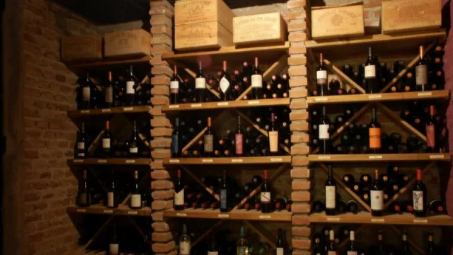 El restó cuenta con 120 etiquetas de vinos naciones e internacionales.