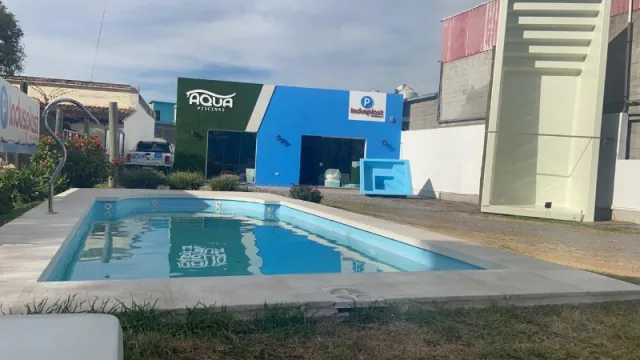 Todo el año es temporada de piletas. Indusplast en Jesús María es Aqua Piscinas (te las instalan en 48 horas)