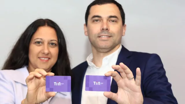 Elizabeth Boscos y Guillermo Sprljan, coordinadora general y director comercial de la tarjeta TIN