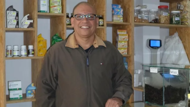 Erick Sánchez, propietario de la dietética God Diet, se prepara para abrir un nuevo establecimiento.