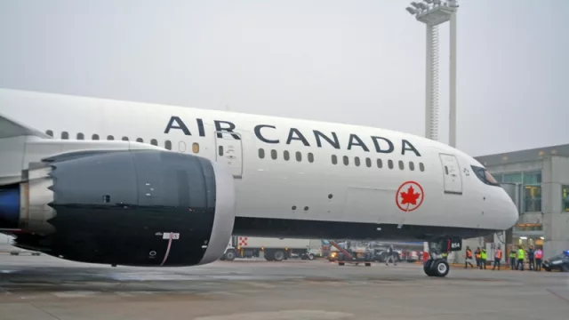 El B787-9 acercándose a manga en Ezeiza – la niebla no permite ver el chorro de agua.