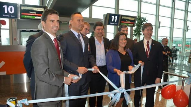 Corte de cinta: en el extremo izquierdo Ignacio Ferrer, gerente general Air Canada Argentina. En el extremo derecho Robert R A. Fry, embajador de Canadá en la Argentina. El resto funcionarios de argentinos y directivos de Air Canada.