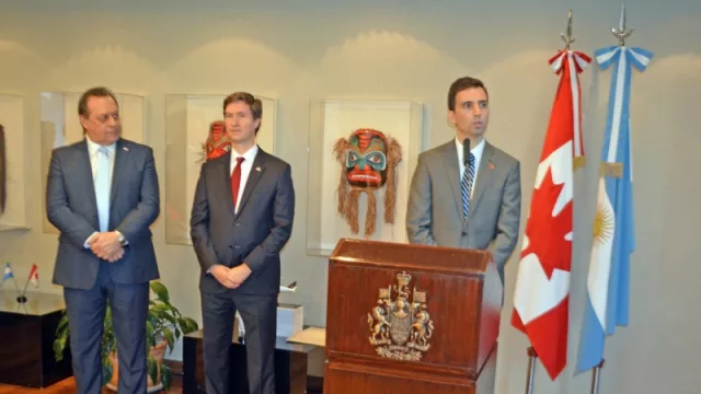 Embajada de Canadá. Gustavo Santos, Ministro de Turismo, Embajador de Canadá Robert R A. Fry y Gerente General Air Canada en Argentina Ignacio Ferrer