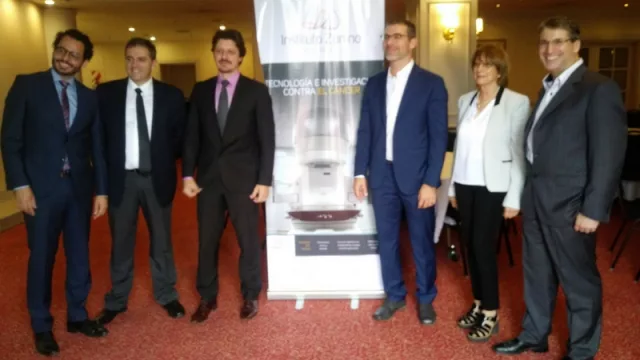 Vinicius Dessoy Maciel - Gerente general para Latinoamérica de Brainlab; Dr Daniel Venencia - Jefe de Física Médica Instituto Zunino-; Fernando Cordón - Gerente Comercial de Aadee S.A; Dr Pablo Castro Peña - Director Médico Instituto Zunino; Dra Silvia Zunino - Directora General Instituto Zunino; Javier Castro Peña - Asesor Informático Instituto Zunino.