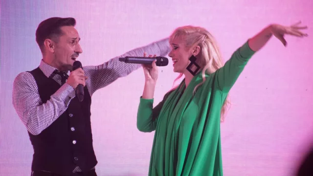 Carlos Casella y Griselda Siciliani cantaron en la presentación del nuevo Galaxy S9
