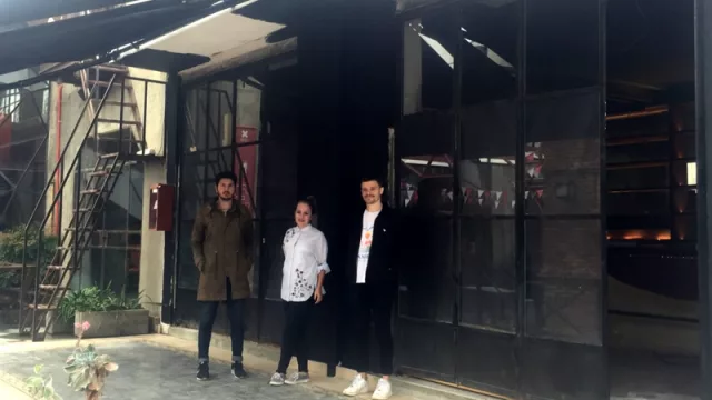 Los tres emprendedores fuera del bar-charcutería Francis